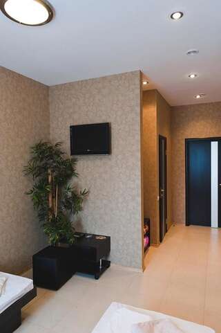 Отель Hotel 8th Mile Днепр Двухместный номер с 2 отдельными кроватями-5