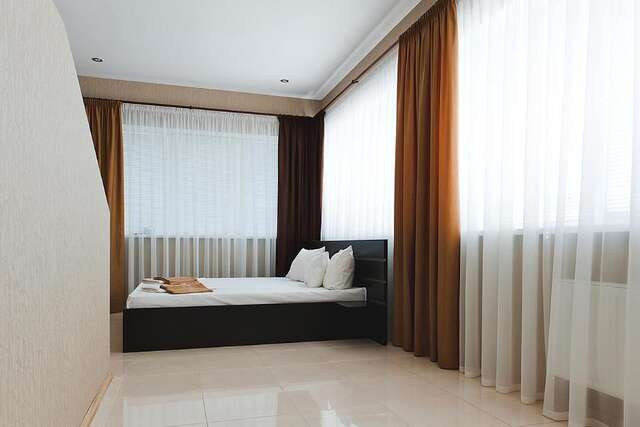 Отель Hotel 8th Mile Днепр-6